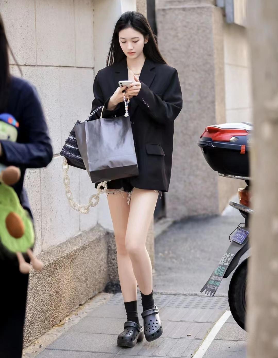 紧身短裤美女-紧身短裤怎样穿(图12) 紧身的短裤是不是很显胖_紧身短裤怎样穿_紧身短裤美女