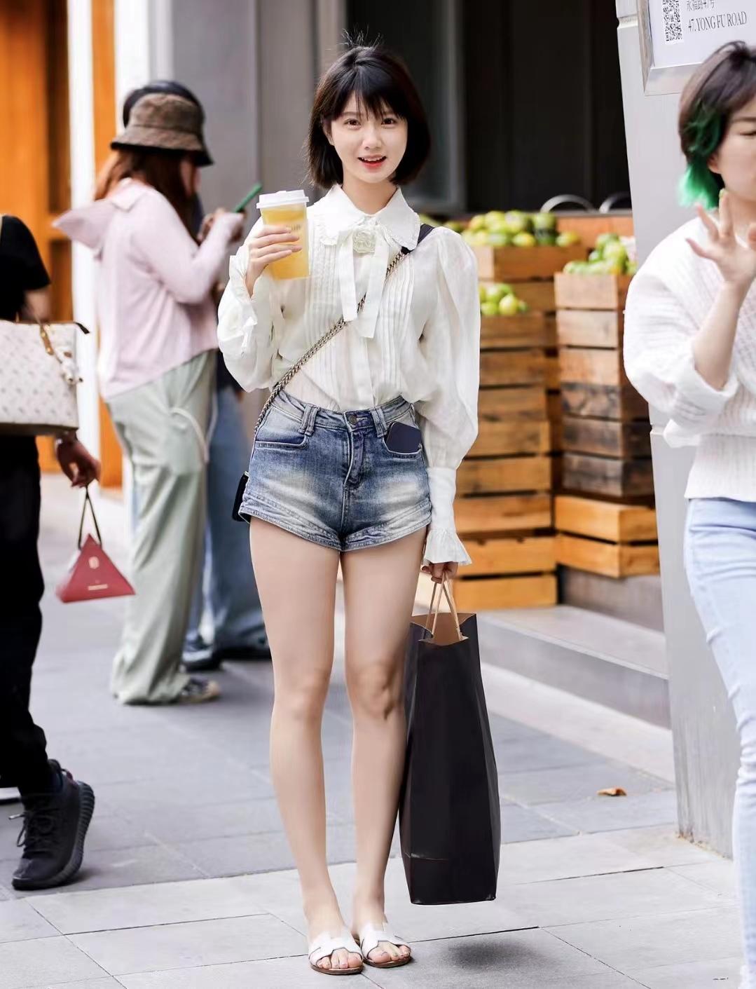 紧身短裤美女-紧身短裤怎样穿(图18) 紧身短裤怎样穿_紧身的短裤是不是很显胖_紧身短裤美女