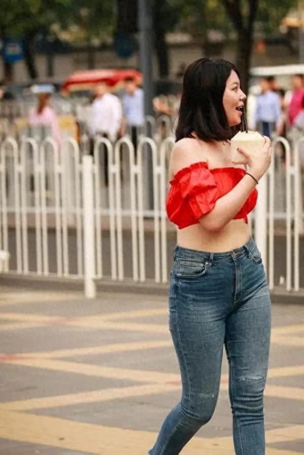 美女牛仔紧身裤-裤牛仔美女紧身图片(图1) 美女牛仔紧身裤_裤牛仔美女紧身图片_紧身牛仔裤时尚