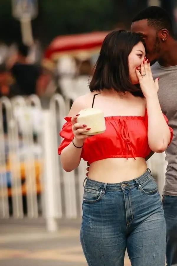 美女牛仔紧身裤-裤牛仔美女紧身图片(图2) 紧身牛仔裤时尚_裤牛仔美女紧身图片_美女牛仔紧身裤