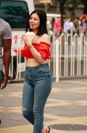美女牛仔紧身裤-裤牛仔美女紧身图片(图4) 美女牛仔紧身裤_紧身牛仔裤时尚_裤牛仔美女紧身图片