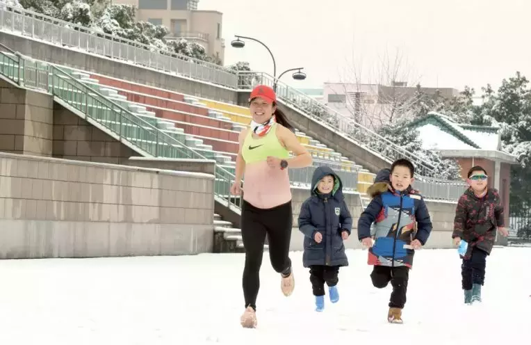 孕妈妈时尚装扮-时尚孕妈搭配图片(图5) 时尚孕妈搭配图片_孕妈妈时尚装扮_时尚孕装品牌有哪些