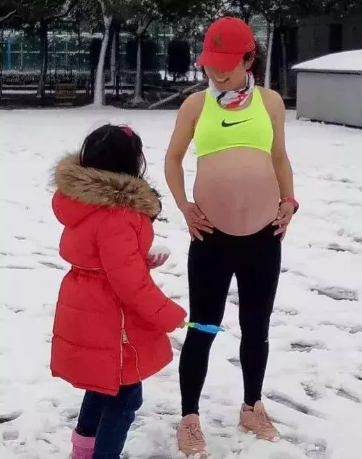 孕妈妈时尚装扮-时尚孕妈搭配图片(图6) 时尚孕妈搭配图片_孕妈妈时尚装扮_时尚孕装品牌有哪些