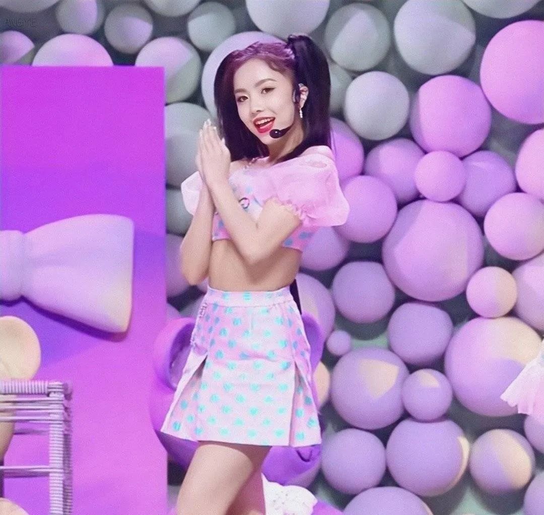 女孩穿的很时尚-穿着时尚的女生给人什么感觉(图11) 时尚女孩穿搭_女孩穿的很时尚_穿着时尚的女生给人什么感觉
