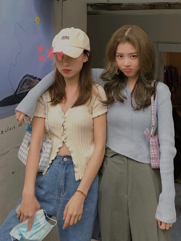 女孩穿的很时尚-穿着时尚的女生给人什么感觉(图17) 时尚女孩穿搭_女孩穿的很时尚_穿着时尚的女生给人什么感觉