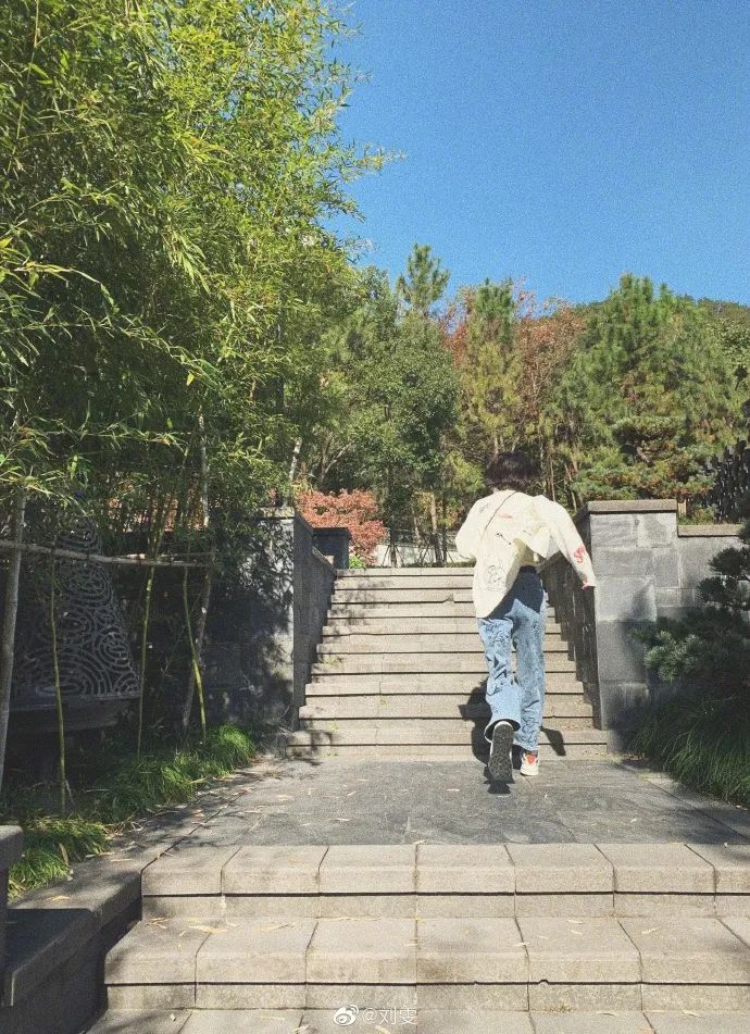 背影图女唯美_时尚性感动态女性背影图片_背影性感图片唯美伤感