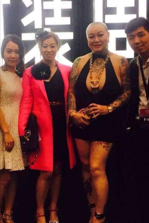 时尚女王服装店_女王服装时尚店地址_女王服装店连锁店