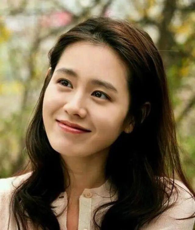 韩国明星时尚穿搭_韩国最时尚的女明星_明星时尚韩国女星是谁
