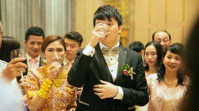 婚纱化妆_时尚新娘造型:婚纱礼服配饰化妆_新娘婚纱装