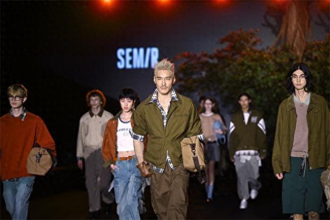 潮流指标服饰_潮流服饰时尚触手可及_中国女星服饰的特点与潮流论文
