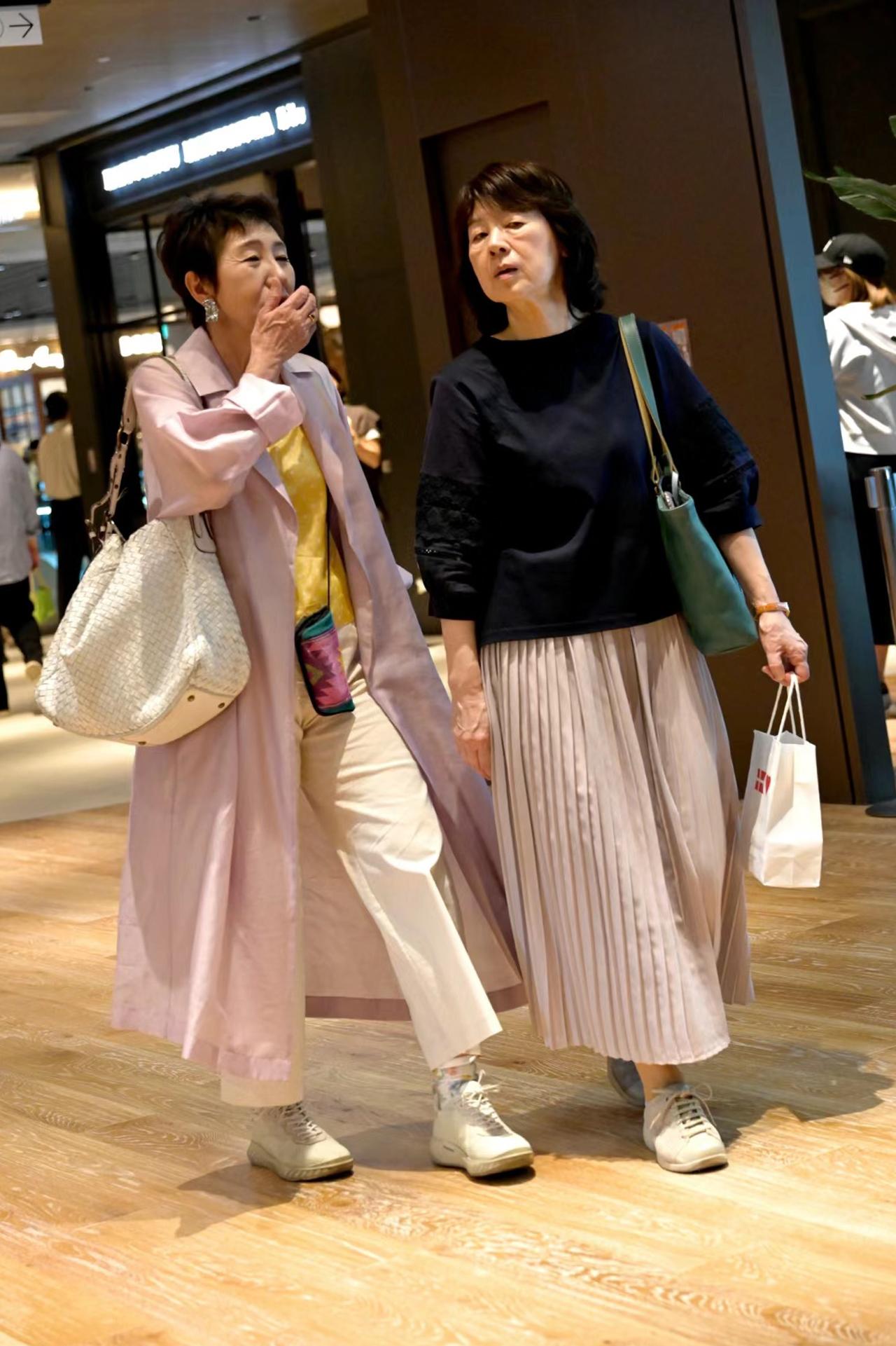 老太太时尚发型_时尚老太太照片_老太太时尚打扮