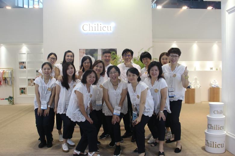 童装背景图片_时尚童装背景_童装背景布置图片