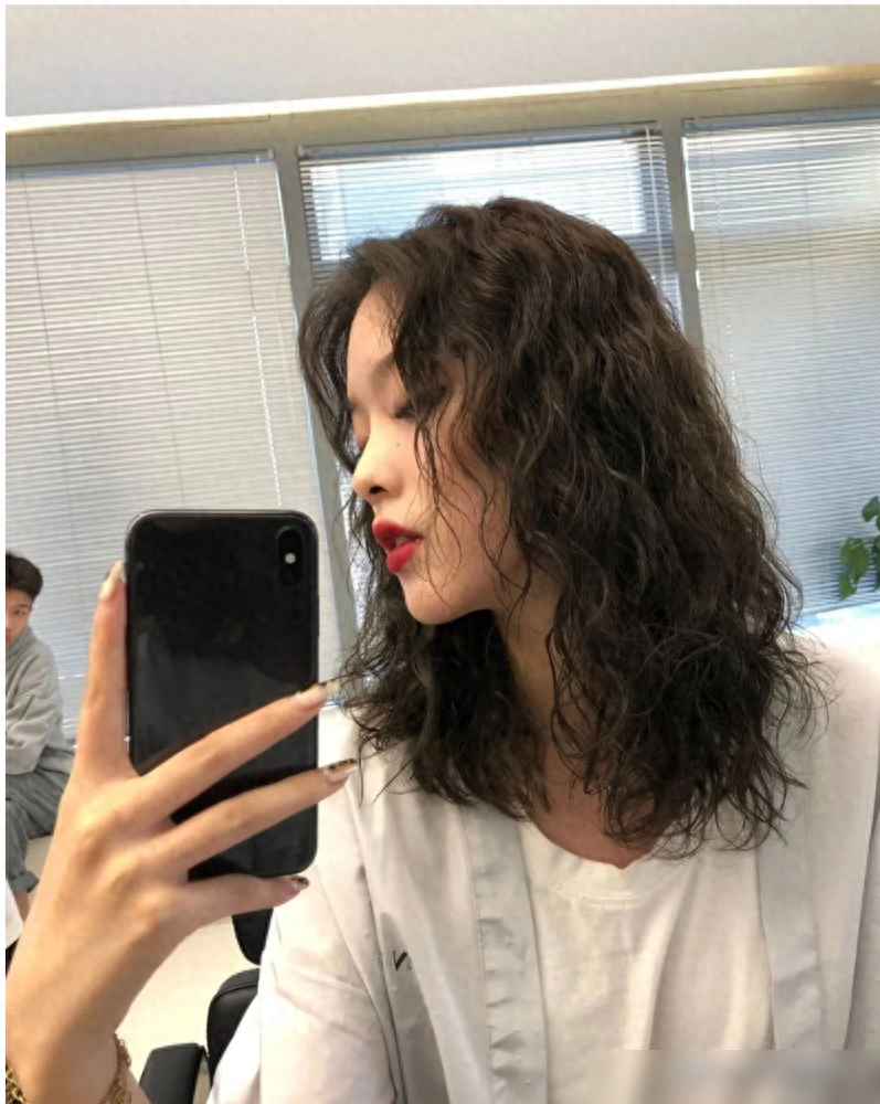 短发时尚颜色发型图片_时尚短发型女生图片_短发时尚发型女
