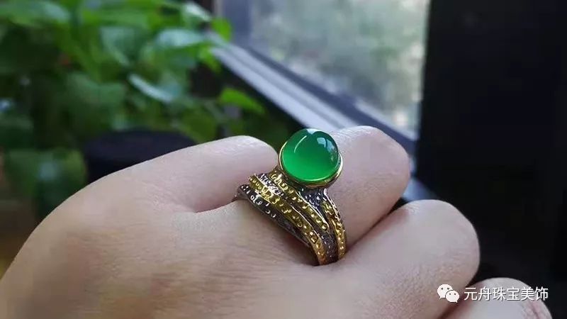 戒指时尚师设计图_时尚设计师戒指_戒指时尚师设计师是谁
